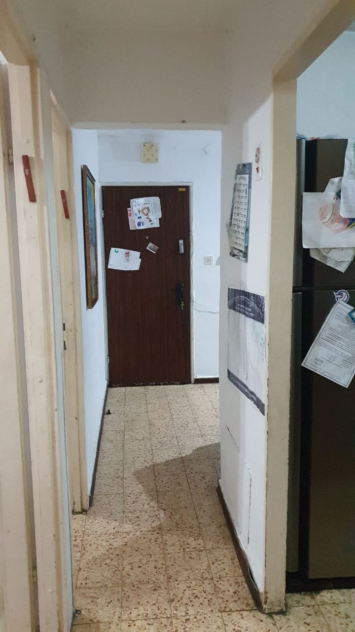 המסדרון בדירה לפני השיפוץ